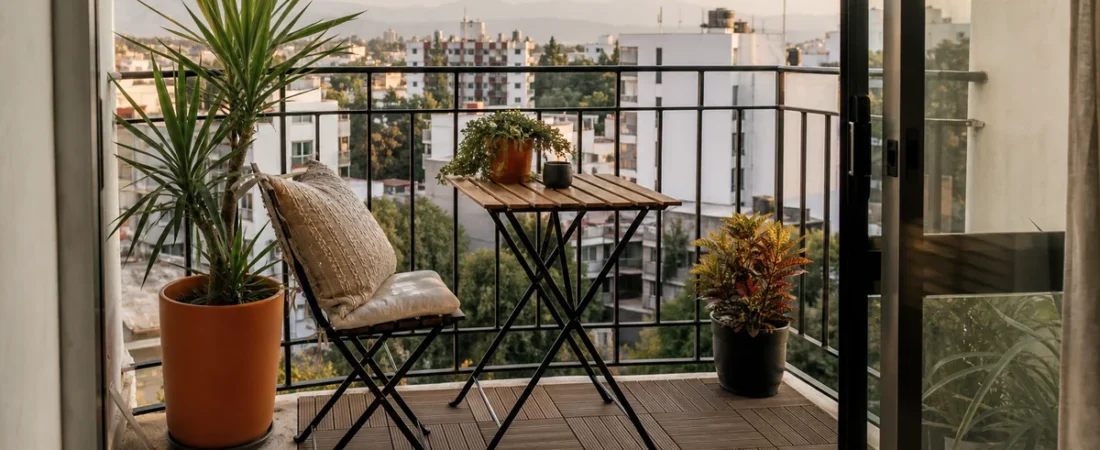 Cómo decorar un balcón pequeño rentado sin hacer perforaciones